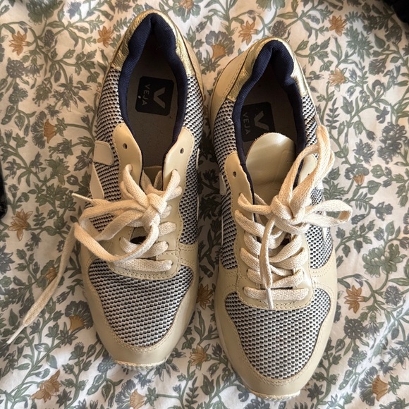 Veja Women's Sneakers in Cream and Gold - Picture 4 of 6